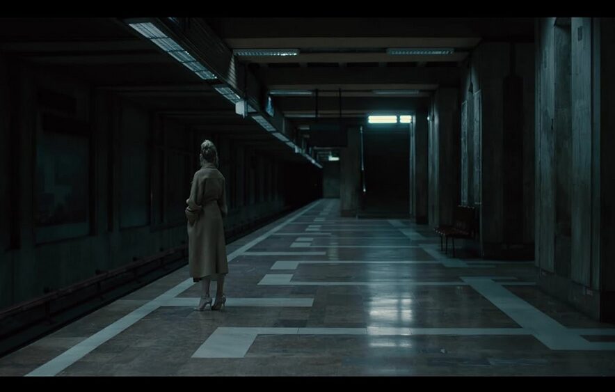 Photo of Maika Monroe in a Romanian subway.